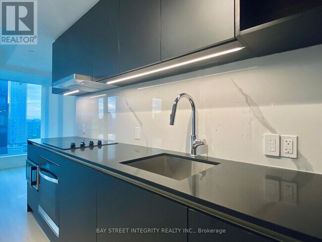 Photo du bâtiment - 8-3708 Wellesley St W