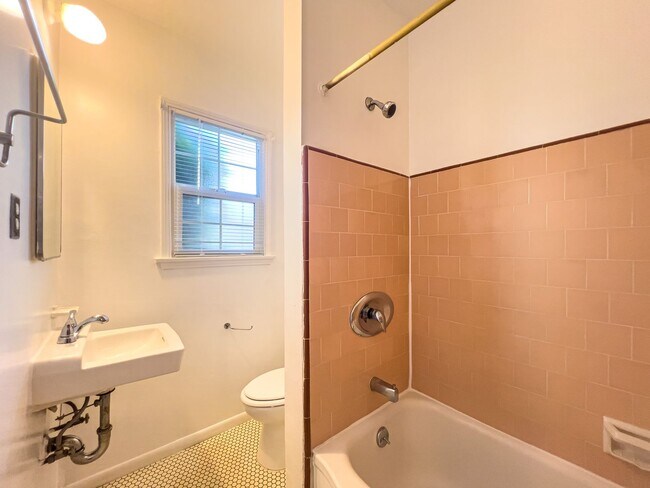Foto del edificio - Remodeled Studio in the Heart of Los Feliz | Hardwood Floors | Walk-In Closet | & On-Site Laundry