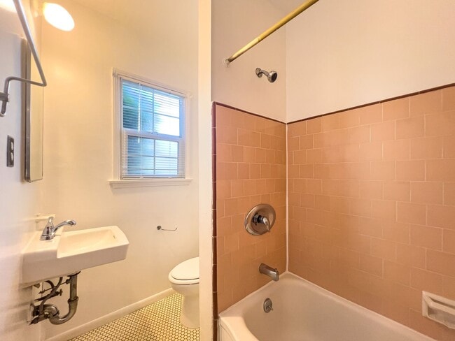 Building Photo - Remodeled Studio in the Heart of Los Feliz | Hardwood Floors | Walk-In Closet | & On-Site Laundry