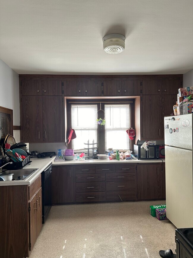 Building Photo - Glorious 2 bedroom in West Milwaukee