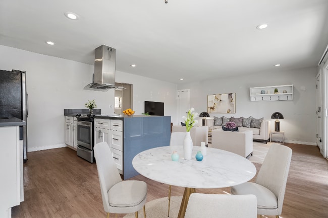 Building Photo - 10225 Regent St