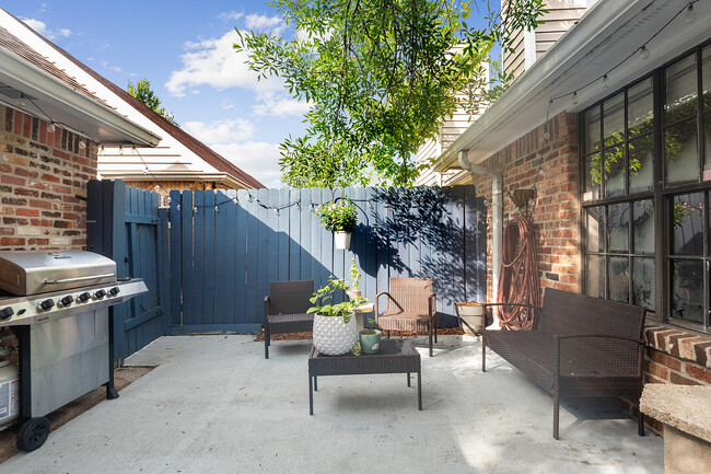 Courtyard - 2070 Michel Delving Rd