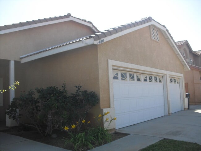 Building Photo - 4209 Grandview Dr