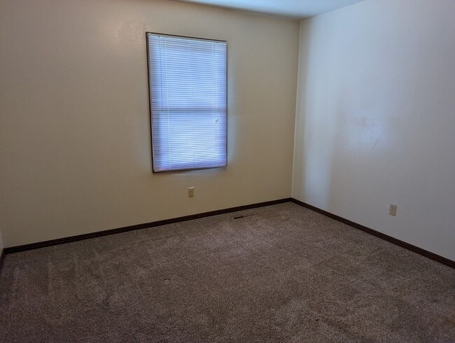 Foto del edificio - 2 Bedroom 1 Bathroom Duplex with FULL base...