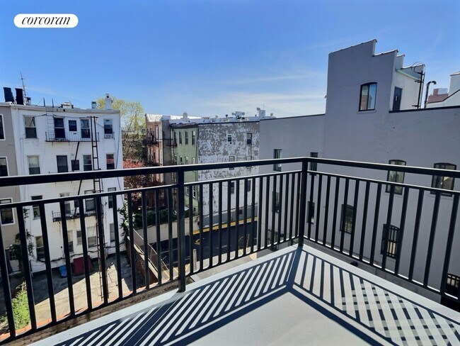 Foto del edificio - 738 Grand St