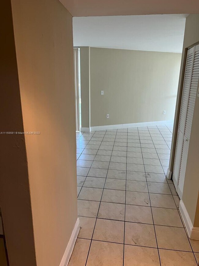 Foto del edificio - 7165 NW 186th St