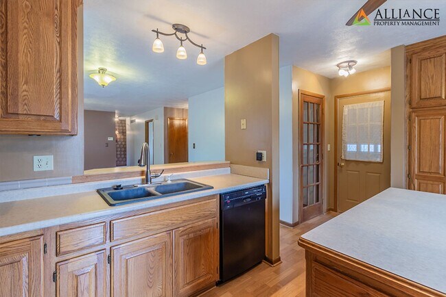 Foto del edificio - $300 OFF 1st MONTH'S RENT! Amazing, Spacio...