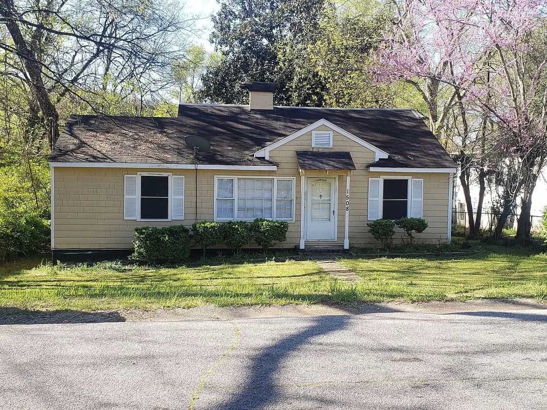 Primary Photo - Charming 3 Bed, 2 Bath Home Near It All!