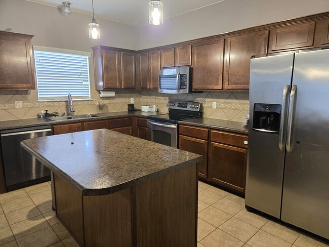 Building Photo - 2104 Vernice Dr