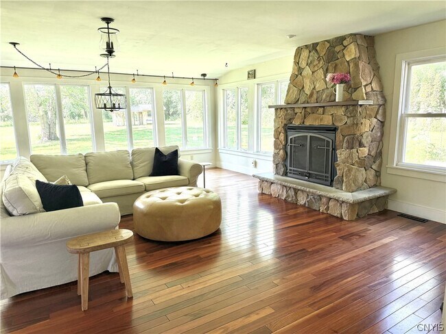 Foto del edificio - 690 Crow Hill Rd