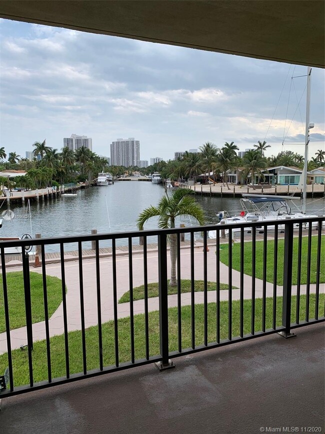 Foto del edificio - 301 Golden Isles Dr
