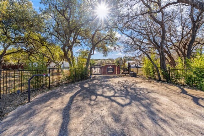 Foto del edificio - 2505 Pace Bend Rd S