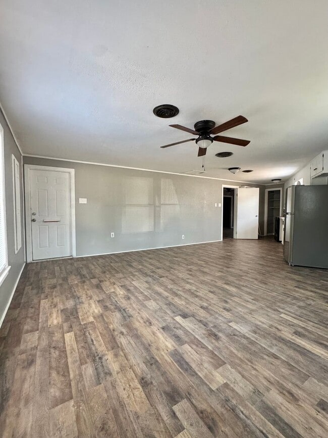 Foto del edificio - NOW AVAILABLE - 1 Bedroom Duplex Unit Acro...