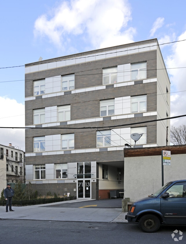 Building Photo - 71-13 60th Ln