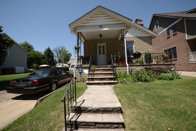 Entrada principal con un porche de buen tamaño. - 1101 Yale Ave