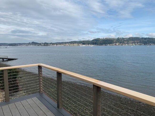 Building Photo - Newly Updated Waterfront Home!