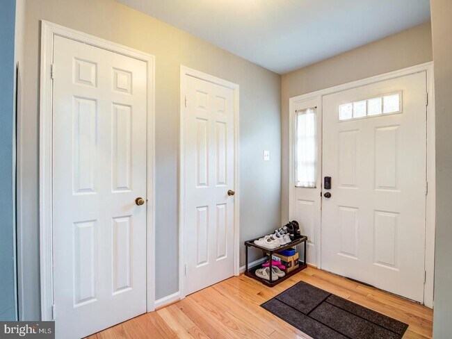 Building Photo - 7112 Lake Cove Dr