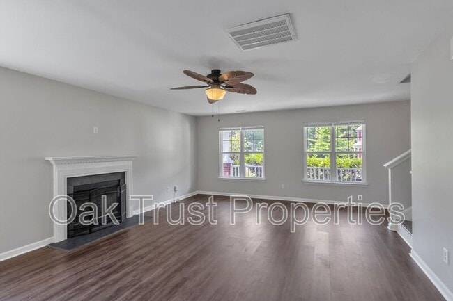 Foto del edificio - 438 Green Park Ln
