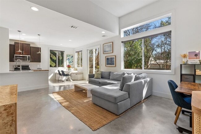 Building Photo - 402 El Paso St