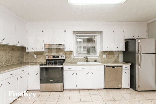 Foto del edificio - 6235 Lynwood Dr NW