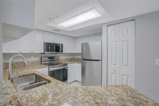 Foto del edificio - 1700 Crestwood Ct S