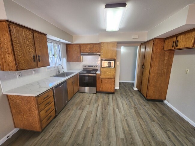 Building Photo - Beautiful Remodled, 3 Bedroom Home!