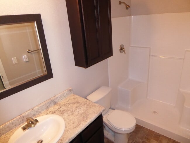 Building Photo - 3 Bedroom 2 Bathroom Home