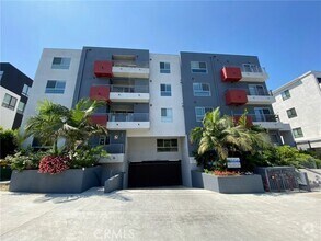 Building Photo - 5026 Rosewood Ave