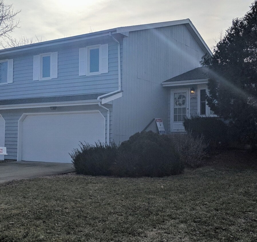 Primary Photo - 3-Bedroom Tri-Level Home in Hillcrest