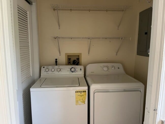 Building Photo - 3 bedroom 2 bath house Rent  -----------Linwood  $2500