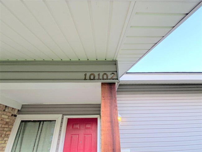 Building Photo - 10102 Elmhurst St