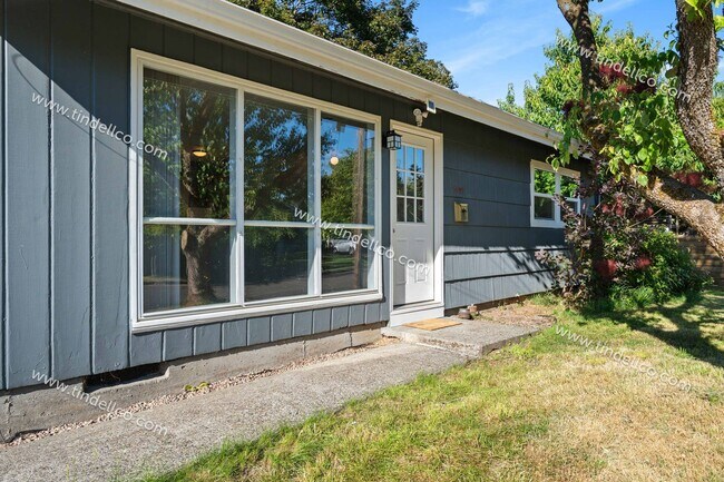 Building Photo - Charming 2-Bedroom Home with Fenced Yard in St. Johns - Pets Welcome!