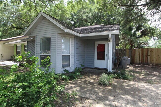 Foto del edificio - 2BR Home with Wood-Look Flooring, Fenced Backyard & Private Patio