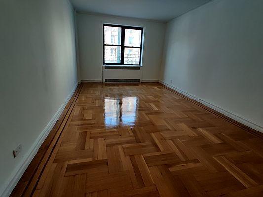 Foto del edificio - 3 bedroom in BRONX NY 10456