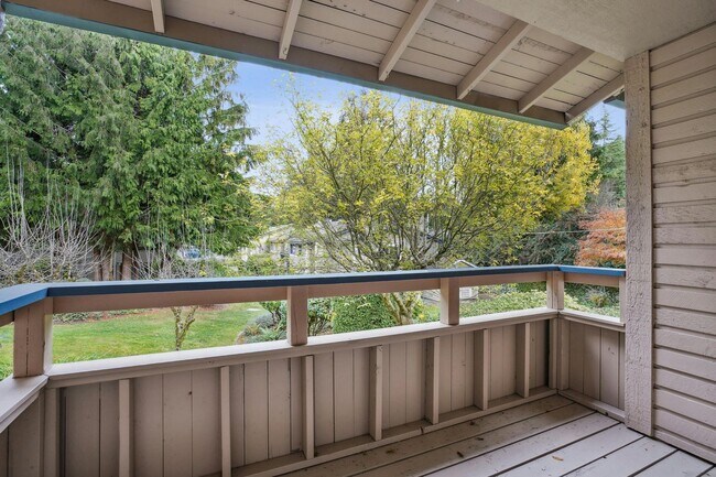 Building Photo - Well maintained 2 bedroom, 1 bath condo wi...