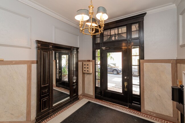 Building Photo - Great Studio in perfect location! Laundry in building.