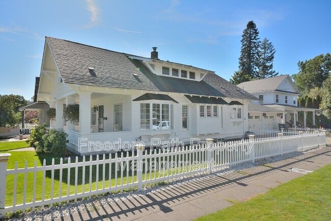 Building Photo - 723 N 7th St