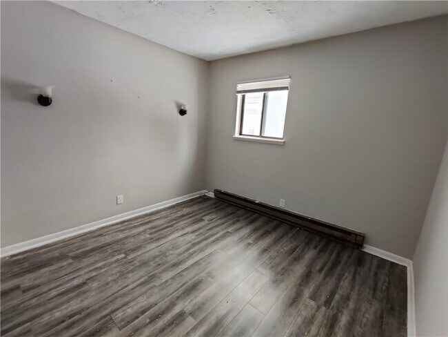 Building Photo - 602 W 10th St