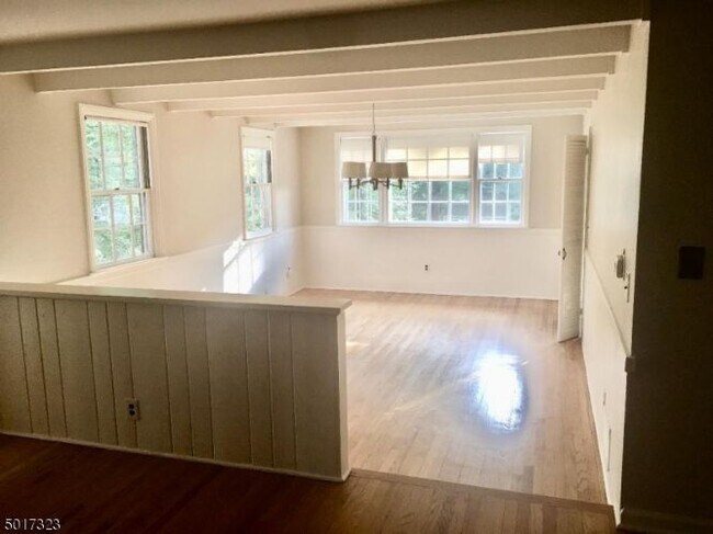 Foto del edificio - 23 Crestwood Dr