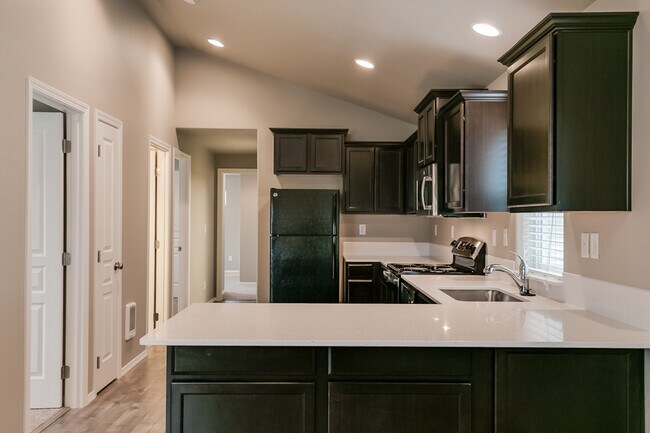 Building Photo - Beautiful 3 bedroom tiny home in Cottage Grove- River Walk Village