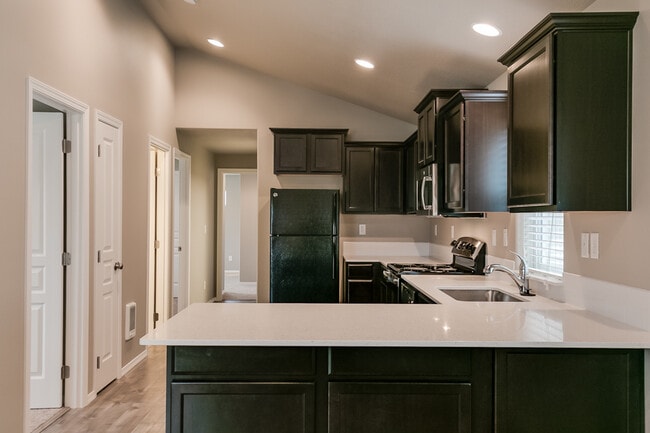 Building Photo - Beautiful 3 bedroom/2 bath tiny home in Cottage Grove- River Walk Village