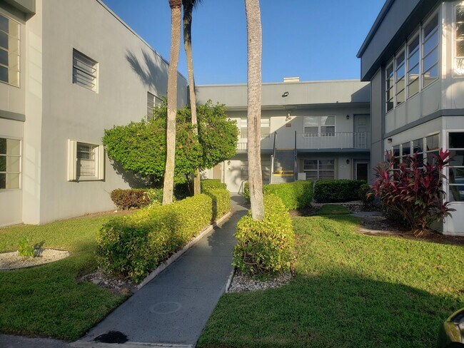 Foto del edificio - 688 Burgundy L