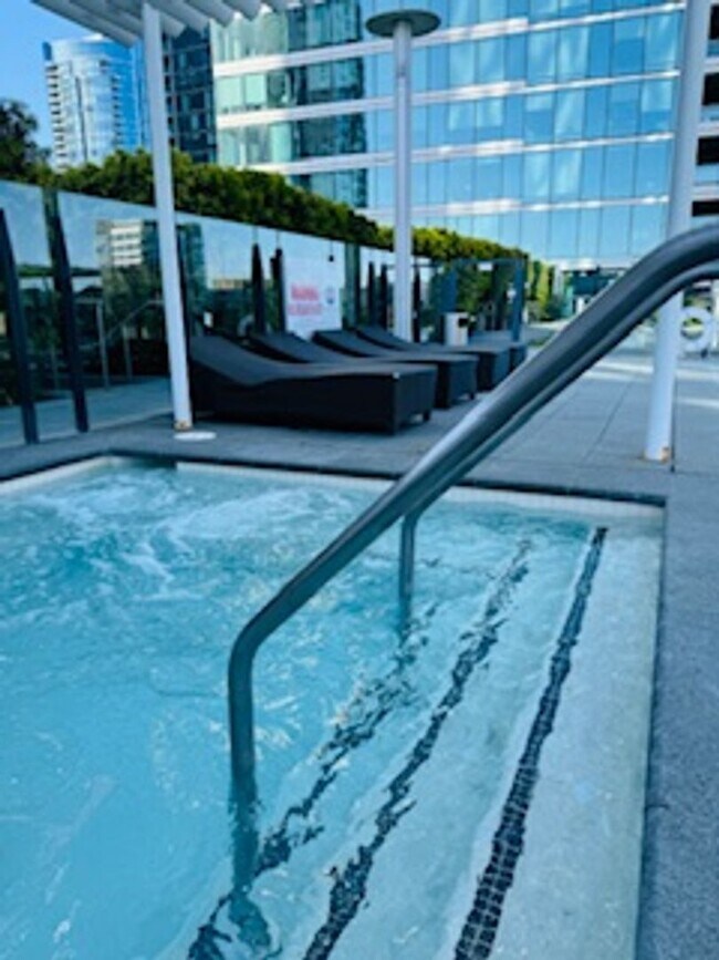 Foto del edificio - LUXURIOUS LIVING WITH BREATHTAKING BAY VIE...