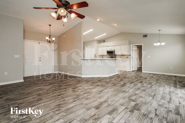 Foto del edificio - 835 Summer Glen Dr