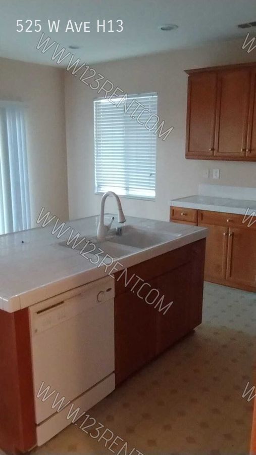 WEST LANCASTER 3BD/3BTH W/BONUS ROOM AND L... House Rental in Lancaster, CA