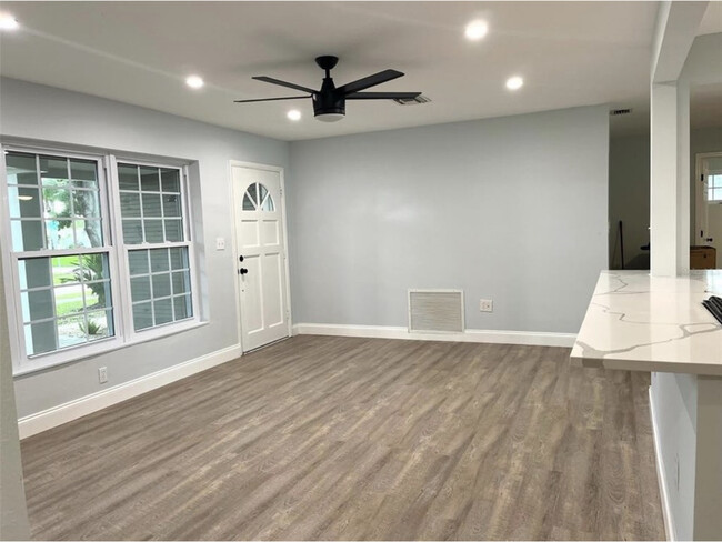 Foto del edificio - 6400 Evergreen Ave
