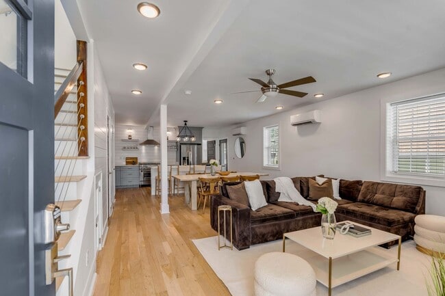 Building Photo - Fully Furnished Downtown Rental