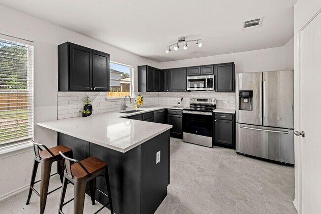 Building Photo - 525 Meadow Park Dr