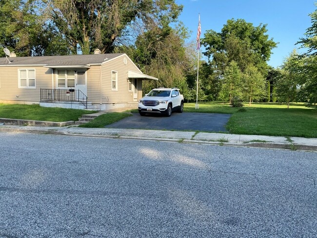 Building Photo - 163 Bloomsbury Ave