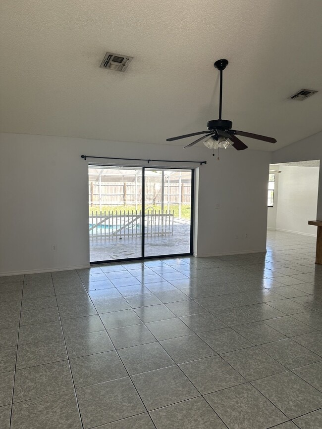 Building Photo - 5 Bedroom, 2 Bathroom Single Family Home F...